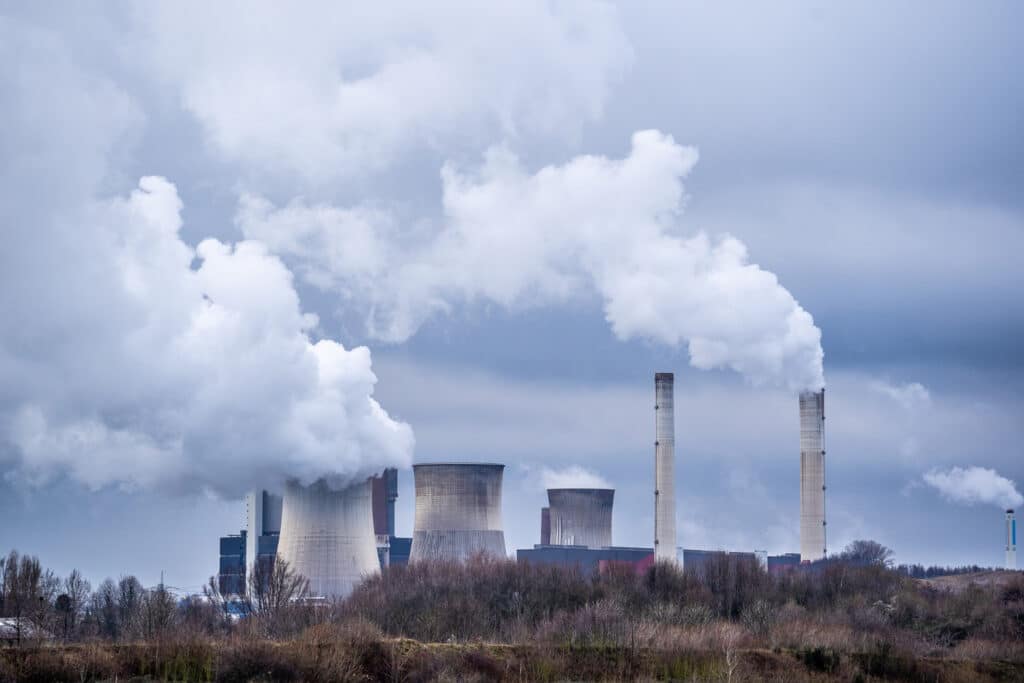 Des usines émettant des fumées et des gazs polluant l'atmosphère.