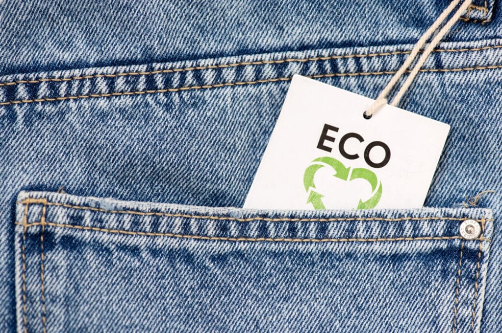 Vu de près d'un jean dans la poche duquel se trouve une étiquette avec le label "ECO".